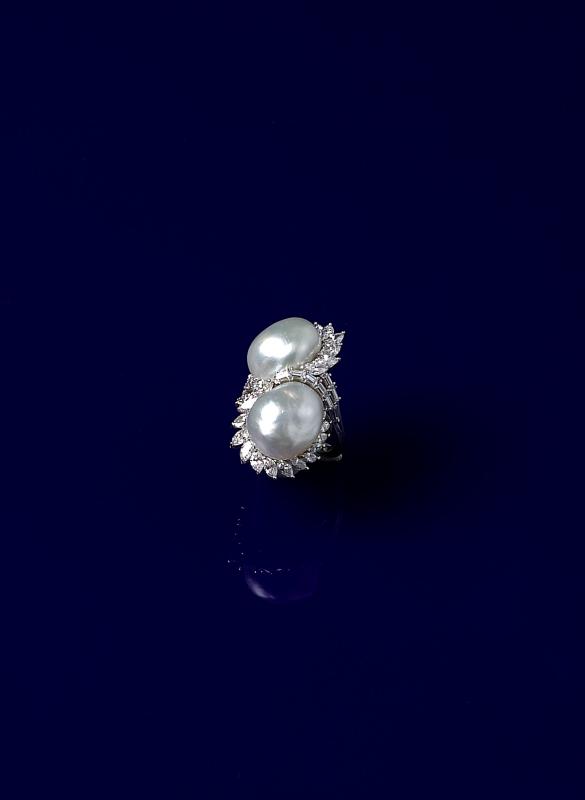 Platinum ring with pearls and diamonds